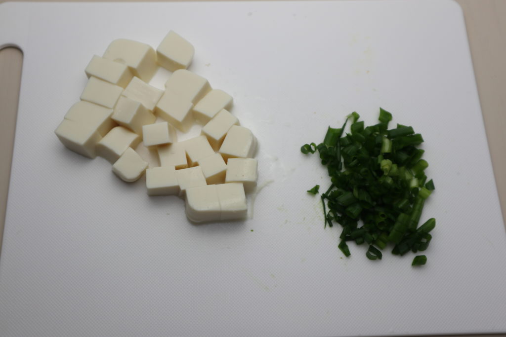 ねぎとのり、豆腐の韓国風スープ（2人前）の作り方　材料を切る