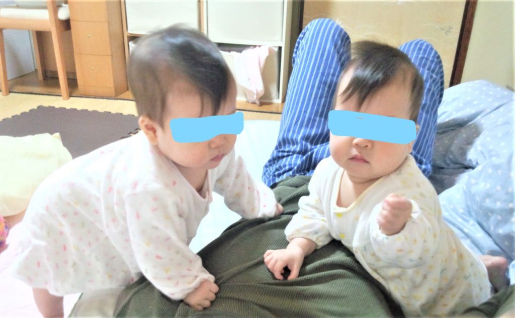 双子育児の授乳のタイミング　首つかまり立ち